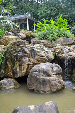 假山瀑布 庭院中的自然缩影